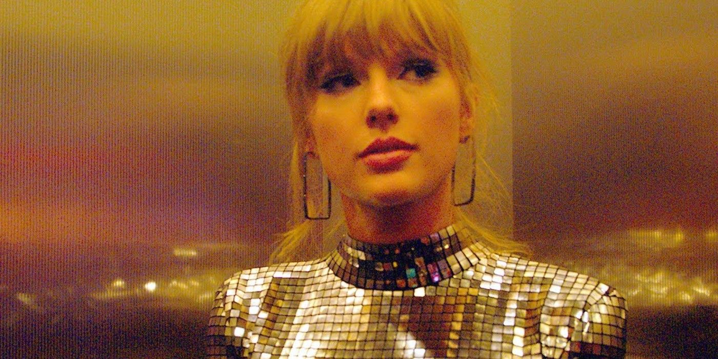 Taylor Swift in an elevator.