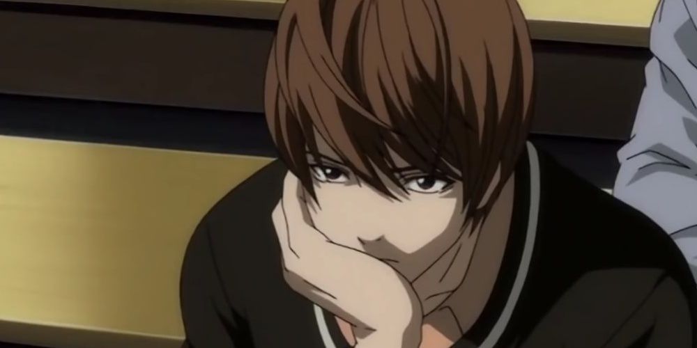 Light Yagami do Death Note com a mão no rosto