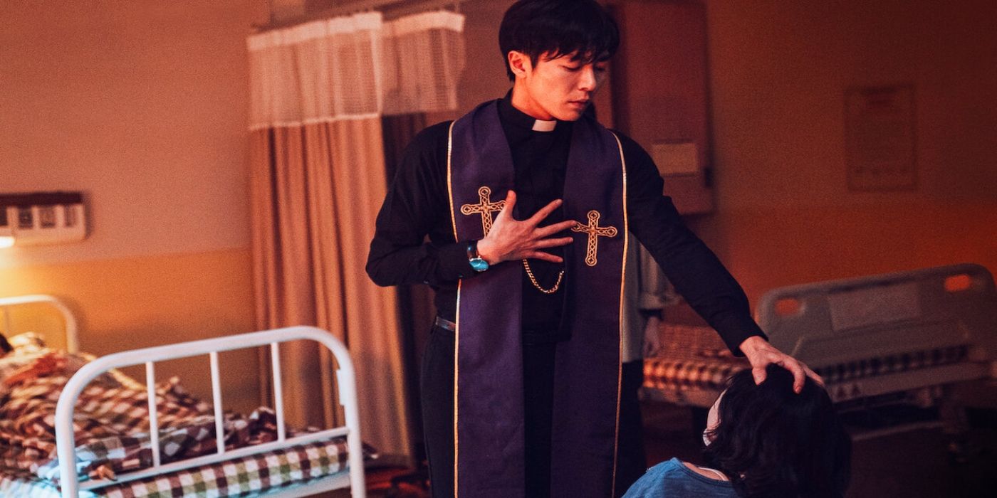 O padre católico Choi Yoon em The Guest exorcizando uma mulher possuída.