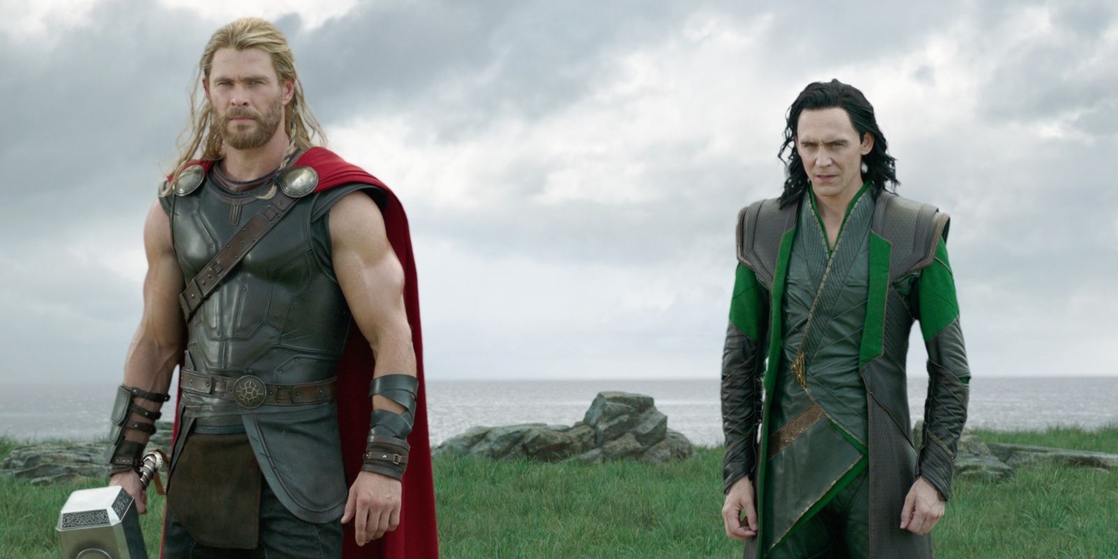 Thor e Loki do MCU parados em um penhasco 