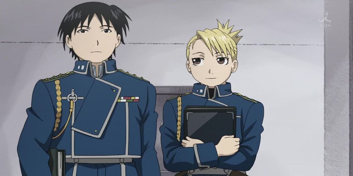riza sorrindo para roy fullmetal alchemist