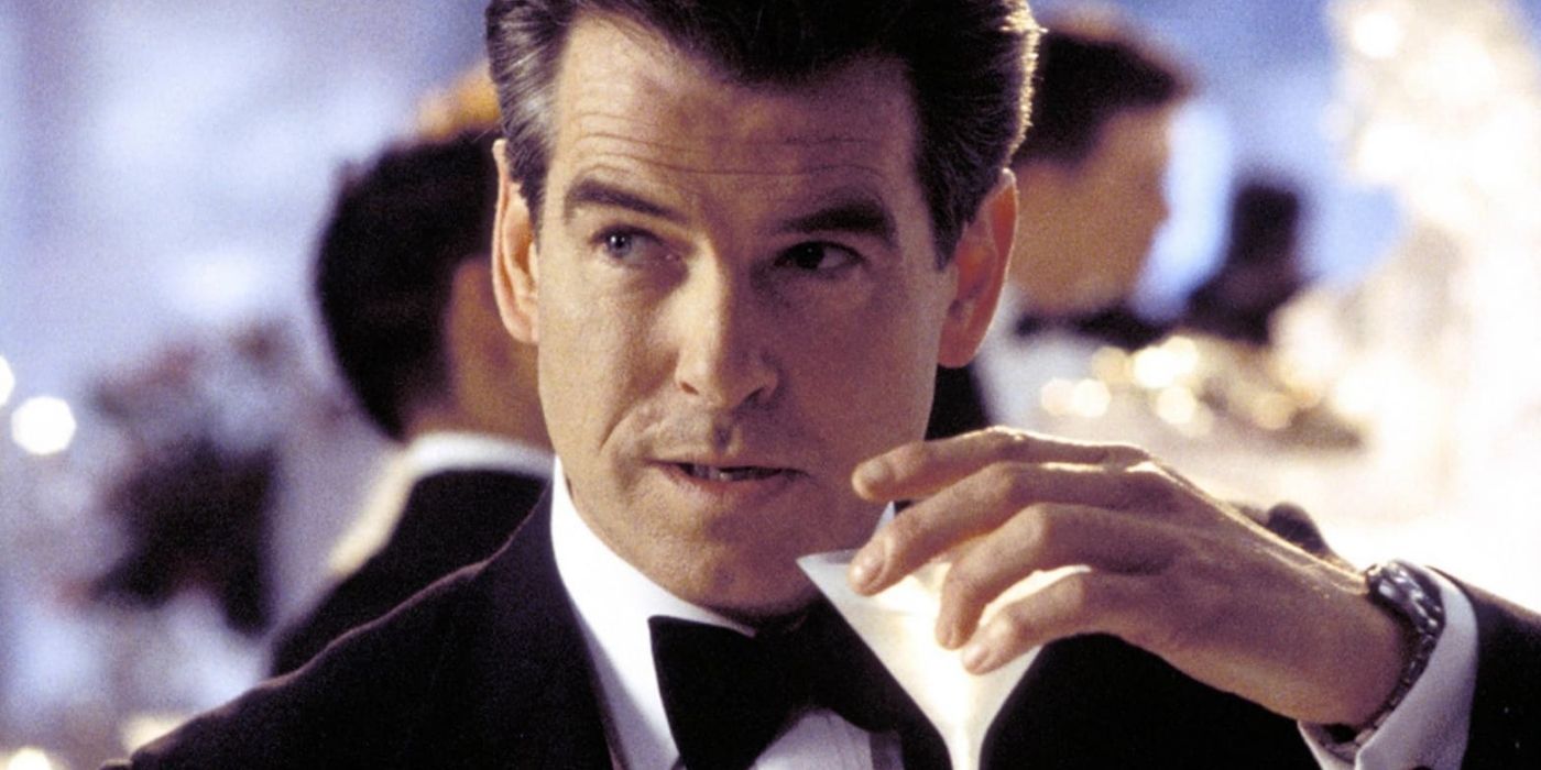 James Bond de Pierce Brosnan lors d'une soirée en train de dessiner un martini pour boire un verre.
