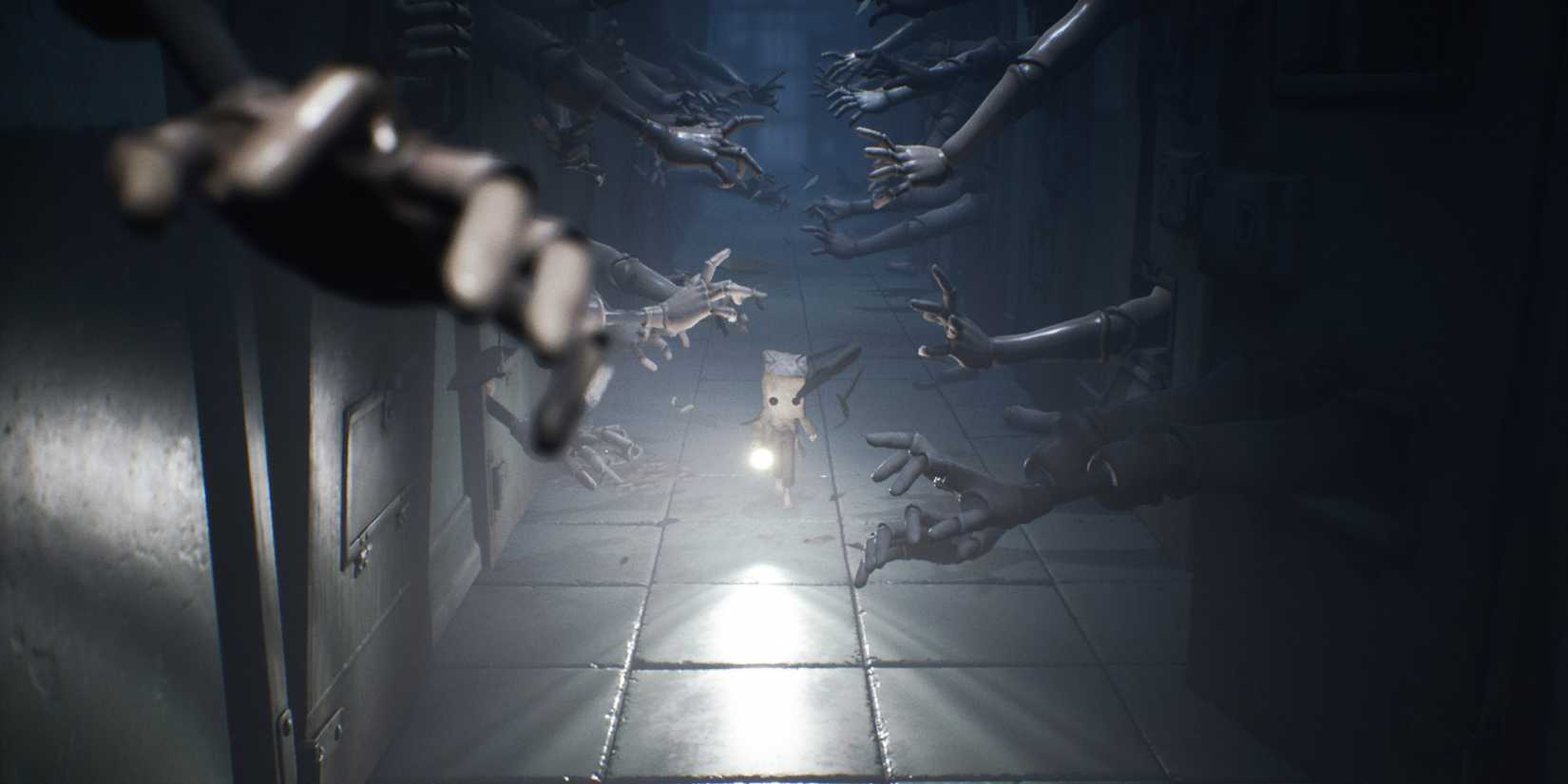 Mono crossing a corridor or a temple of the hands in Little Nightmares II