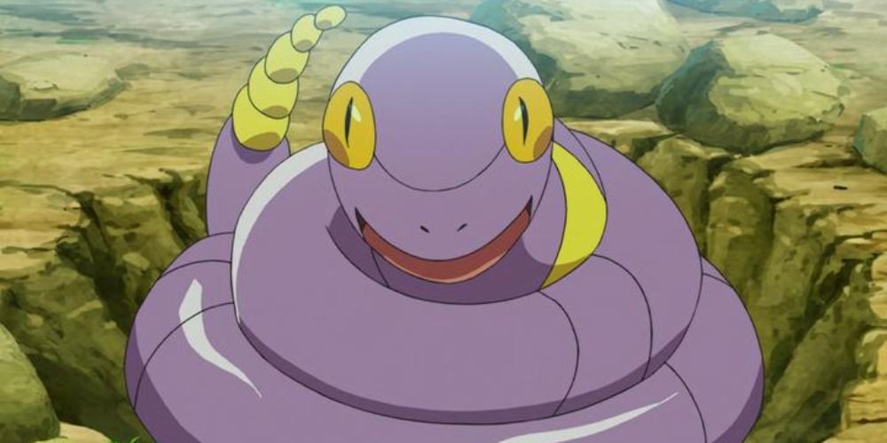 Ekans olhando para frente em uma cratera em Pokémon