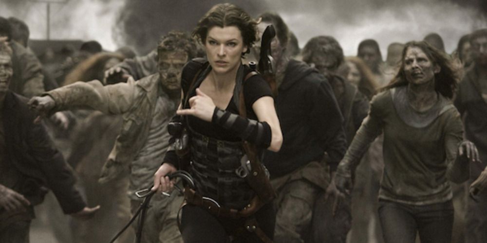 Alice escaping zombies in Resident Evil: The Final Chapter