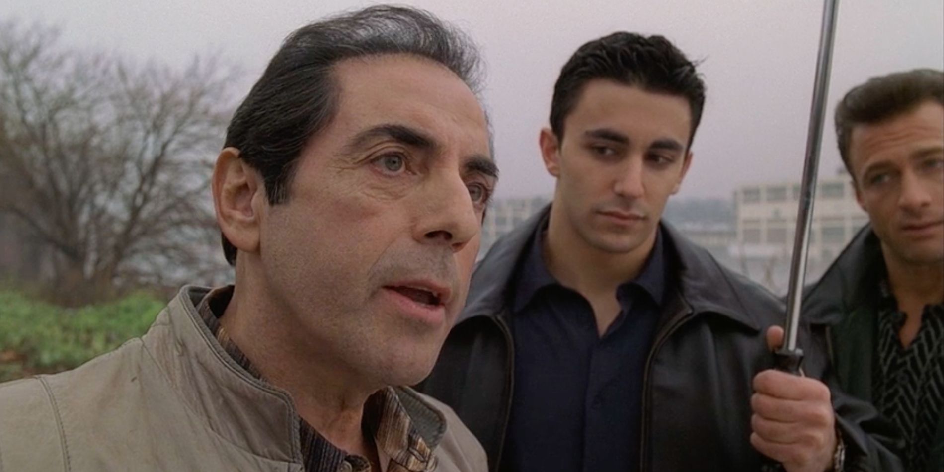 2ª temporada de The Sopranos - Jackie Jr. e Richie Aprille lá fora, na chuva