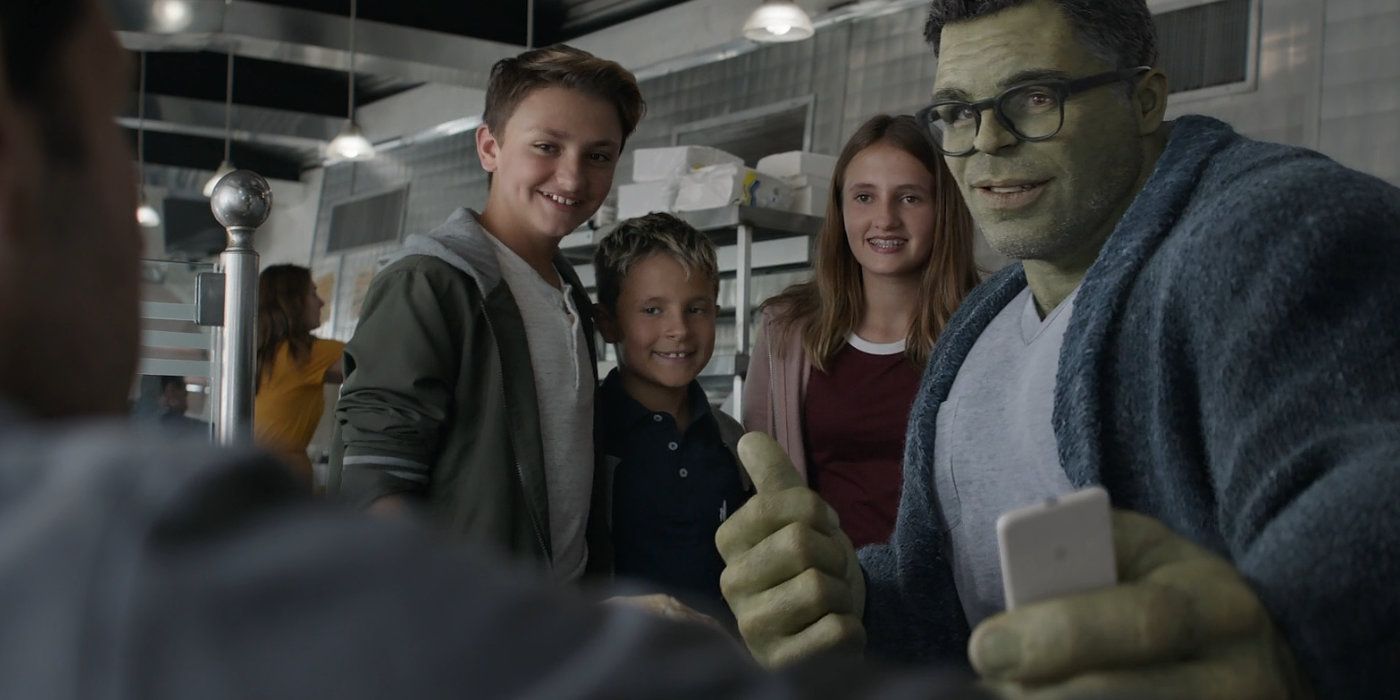 The Hulk poses with some fans in Avengers: Endgame