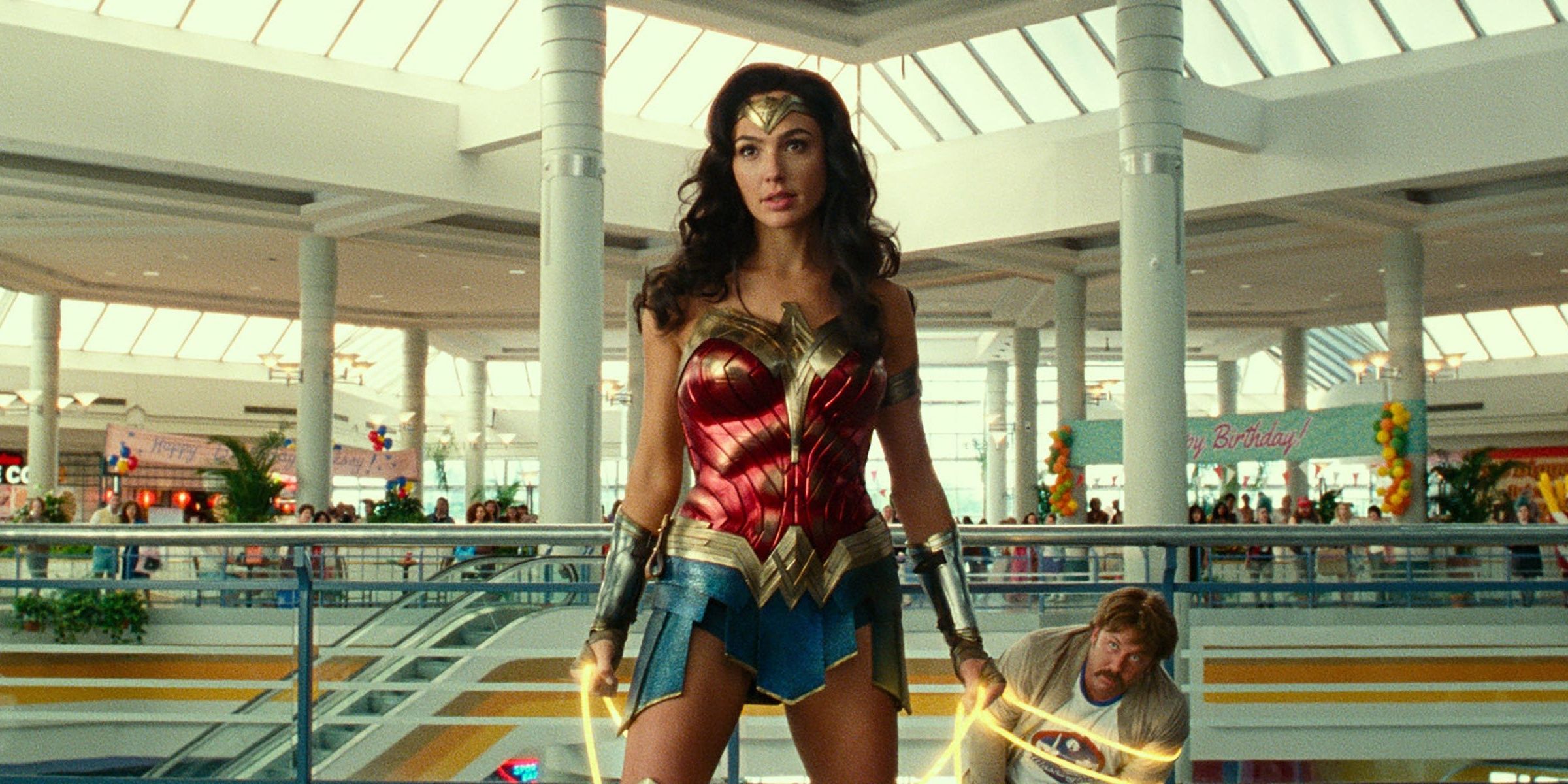 Wonder Woman fighting robbers in the mall in Wonder Woman 1984