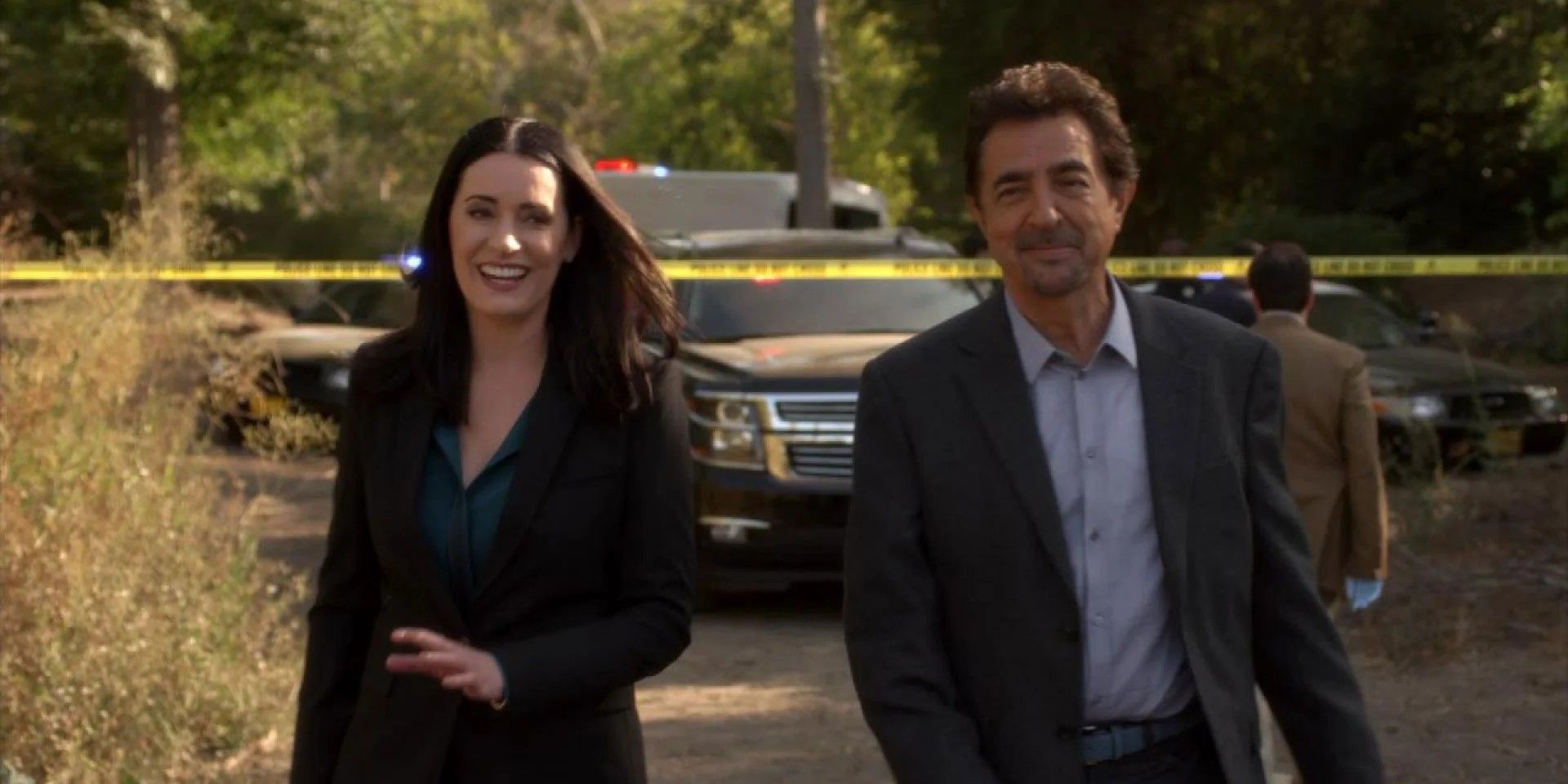 Prentiss e Rossi andam e conversam em Criminal Minds