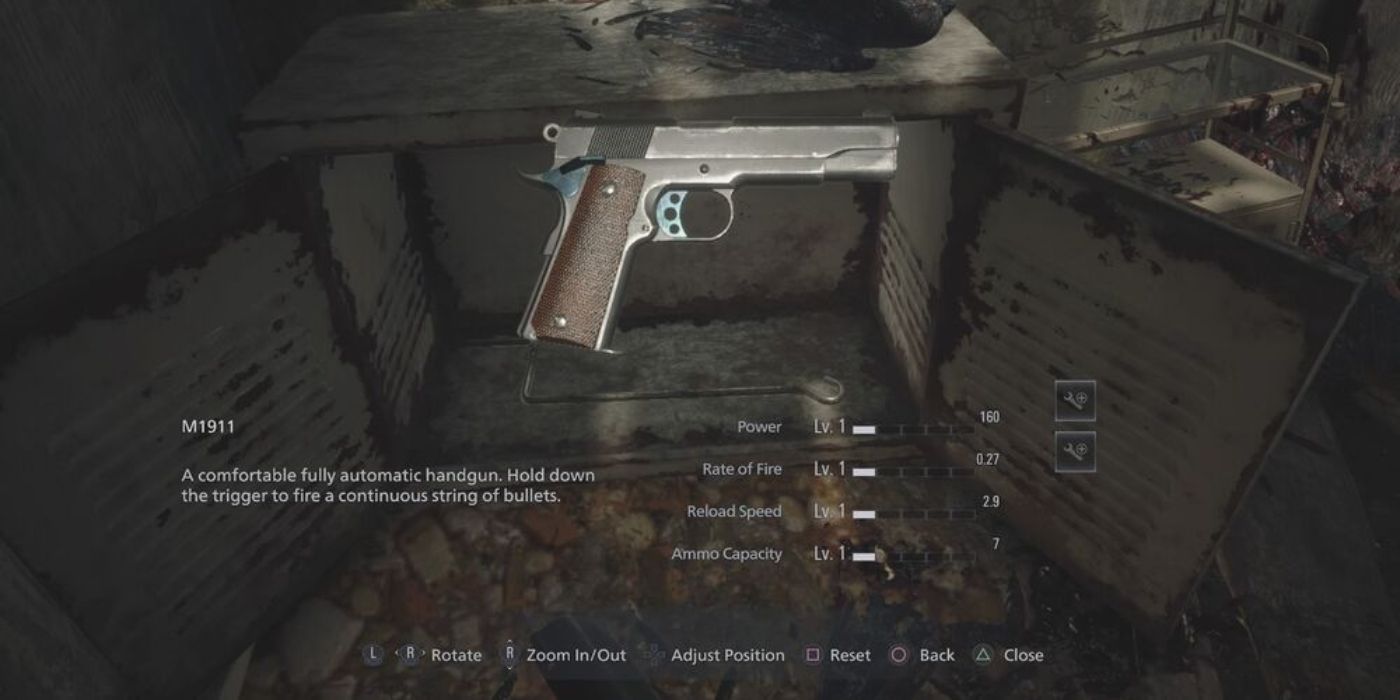 El jugador inspecciona un M1911 a través de su inventario en Resident Evil Village.