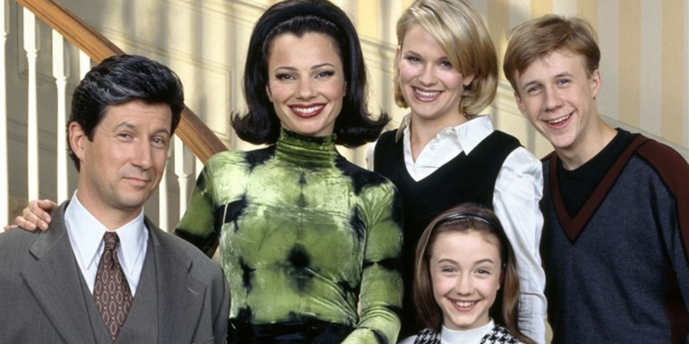 Fran Drescher poses with the cast of The Nanny