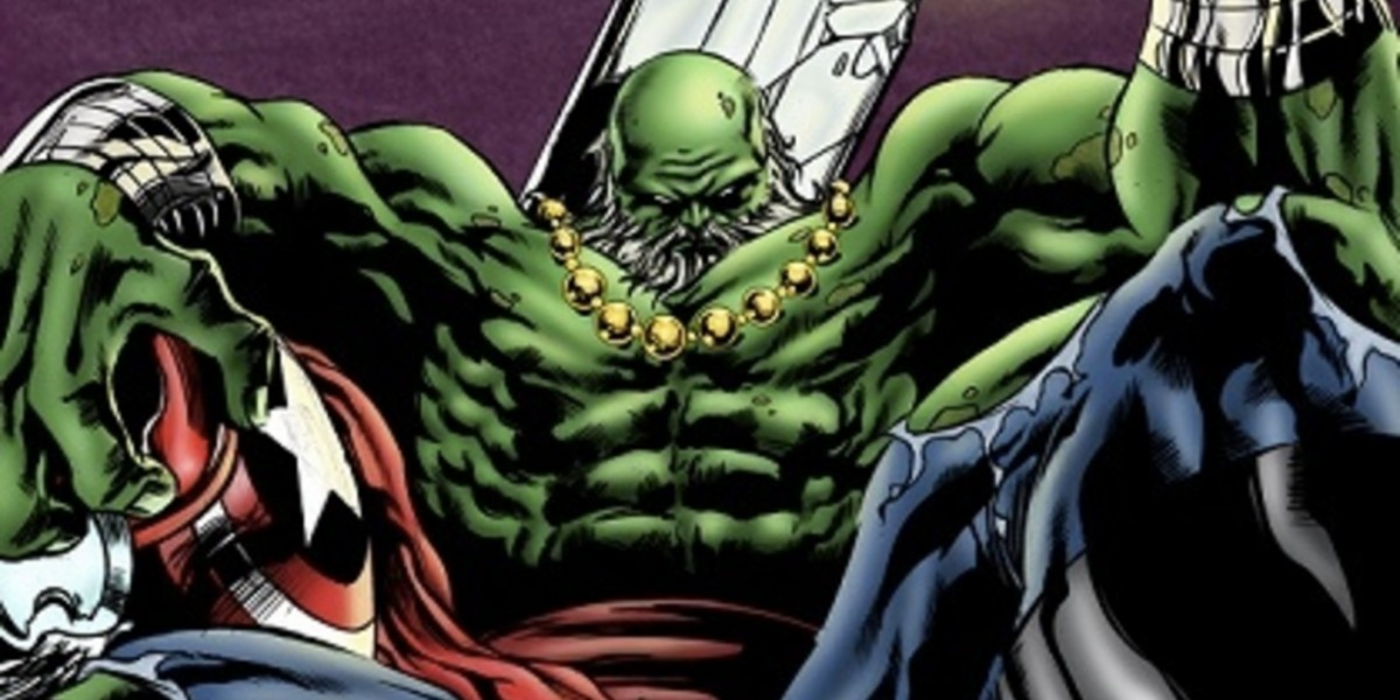 Maestro Hulk sentado segurando o escudo do Capitão América