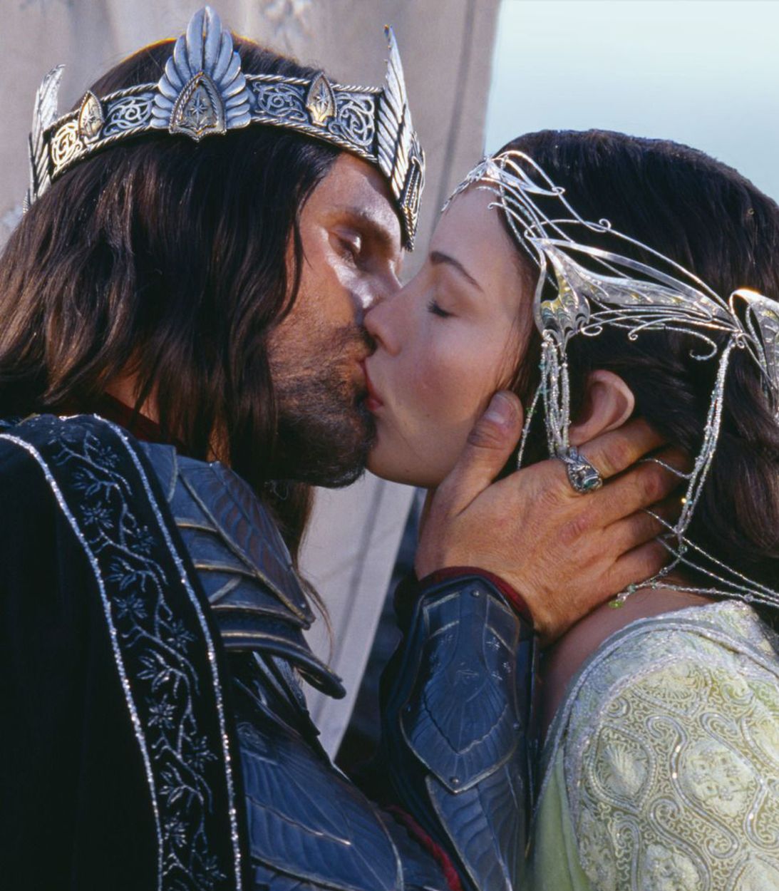 Aragorn and Arwen kissing in Gondor in the Lord of the Rings