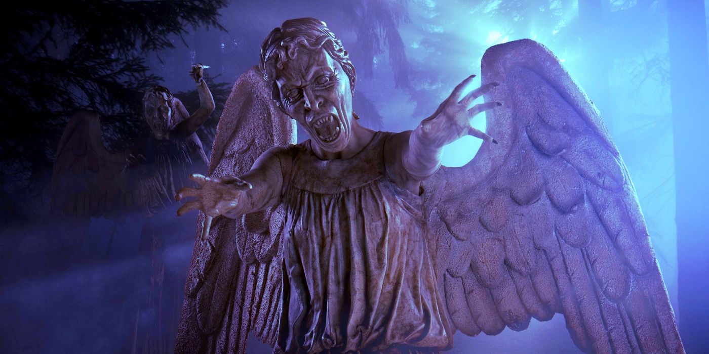 Um anjo chorão estendendo a mão para atacar em Doctor Who