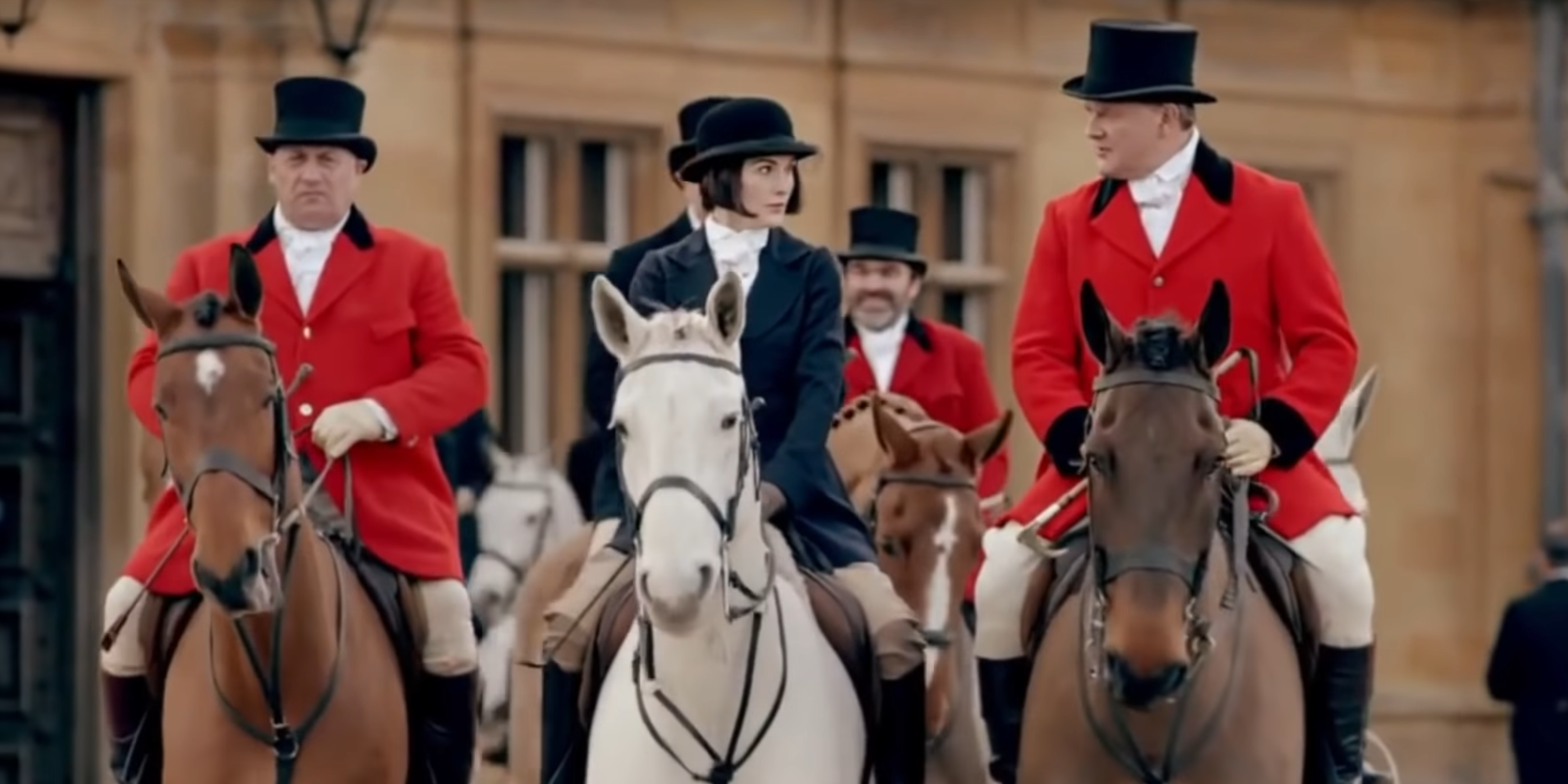 Lady Mary Crawley (Michelle Dockery) de Downton Abbey a cavalo com Lord Grantham cavalgando ao lado dela