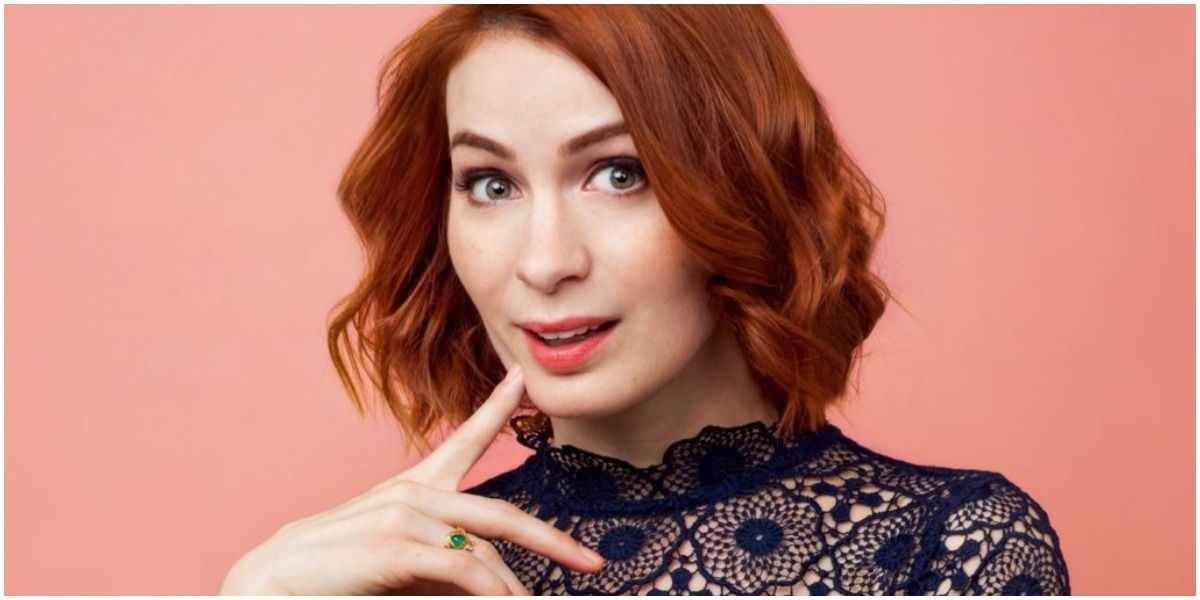 Felicia Day - Glamor of a baby at comicon.