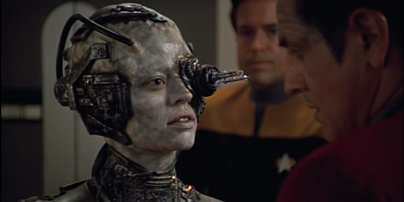 Borg Seven of Nine (interpretado por Jeri Ryan) olha para Chakotay (Robert Beltran) em Star Trek: Voyager