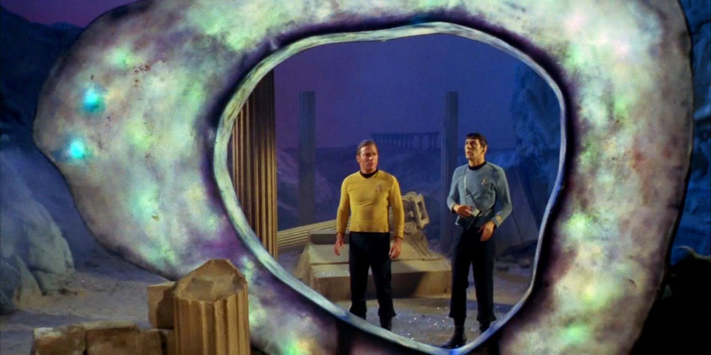 Kirk and Spock look through a wormhole in the Star Trek: TOS episode City on the Edge of Forever