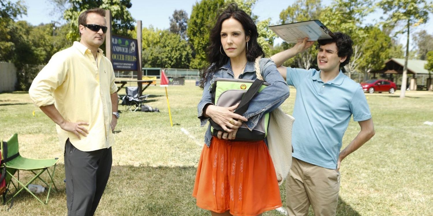 Nancy Botwin looks for clients outside in Weeds