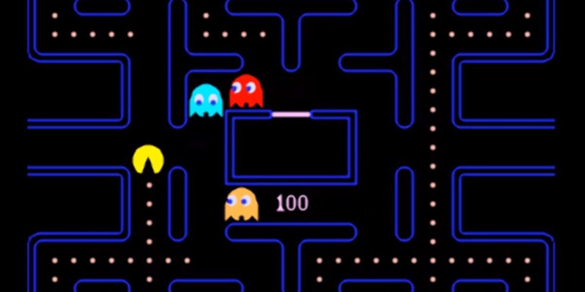 jogabilidade NES Pac-Man;  Pac-Man comendo Pac-Dots com fantasmas azuis, vermelhos e laranja perseguindo.