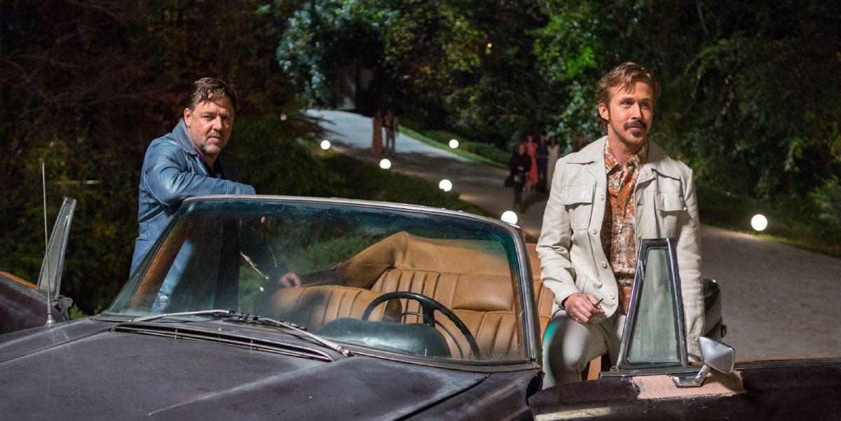 Russell Crowe and Ryan Gosling getting out of a car