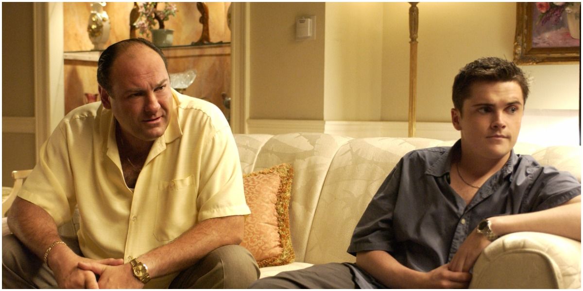 Tony e AJ Soprano sentados um ao lado do outro em um sofá