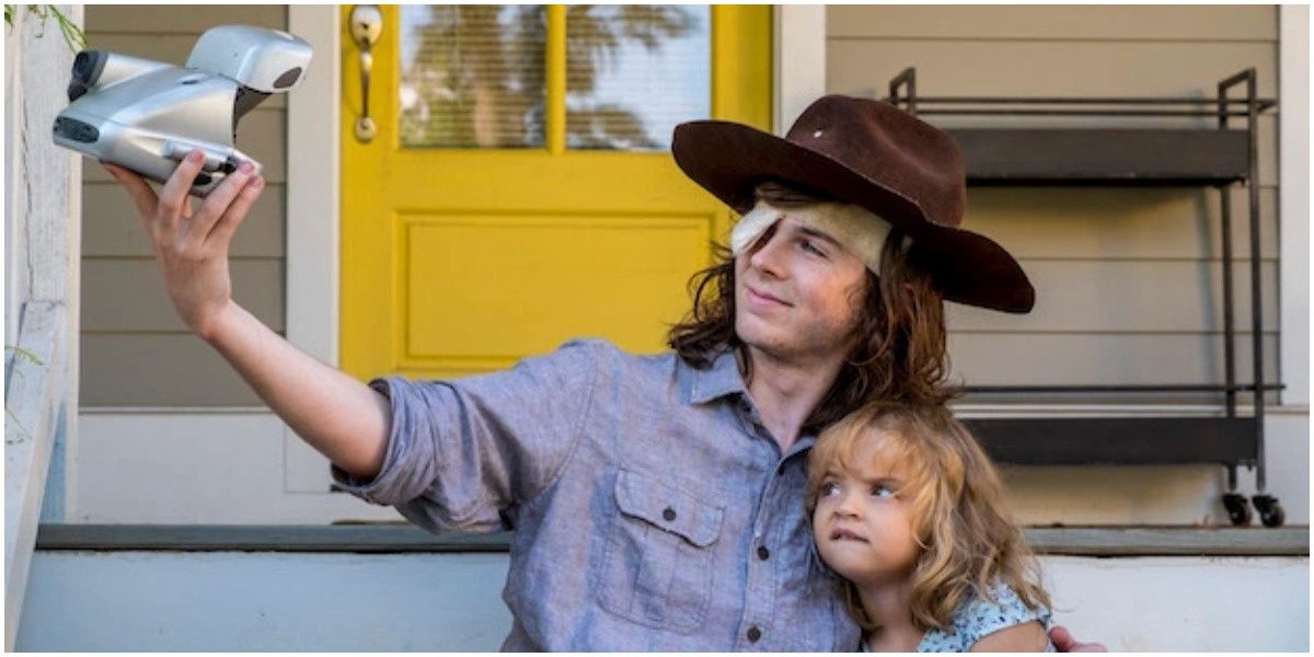 carl with his baby sister walking dead