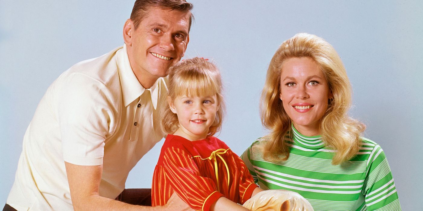 Elizabeth Montgomery poses with cast of Bewitched