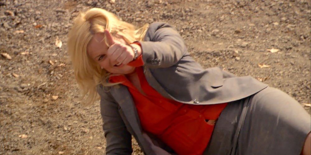 Leslie Knope falls in the pit in Parks and Recreation pilot