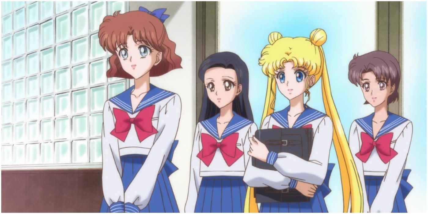 Usagi enters class with friends