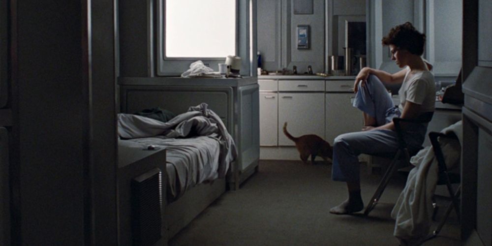 Ellen Ripley in her apartment with Jonesy in Aliens