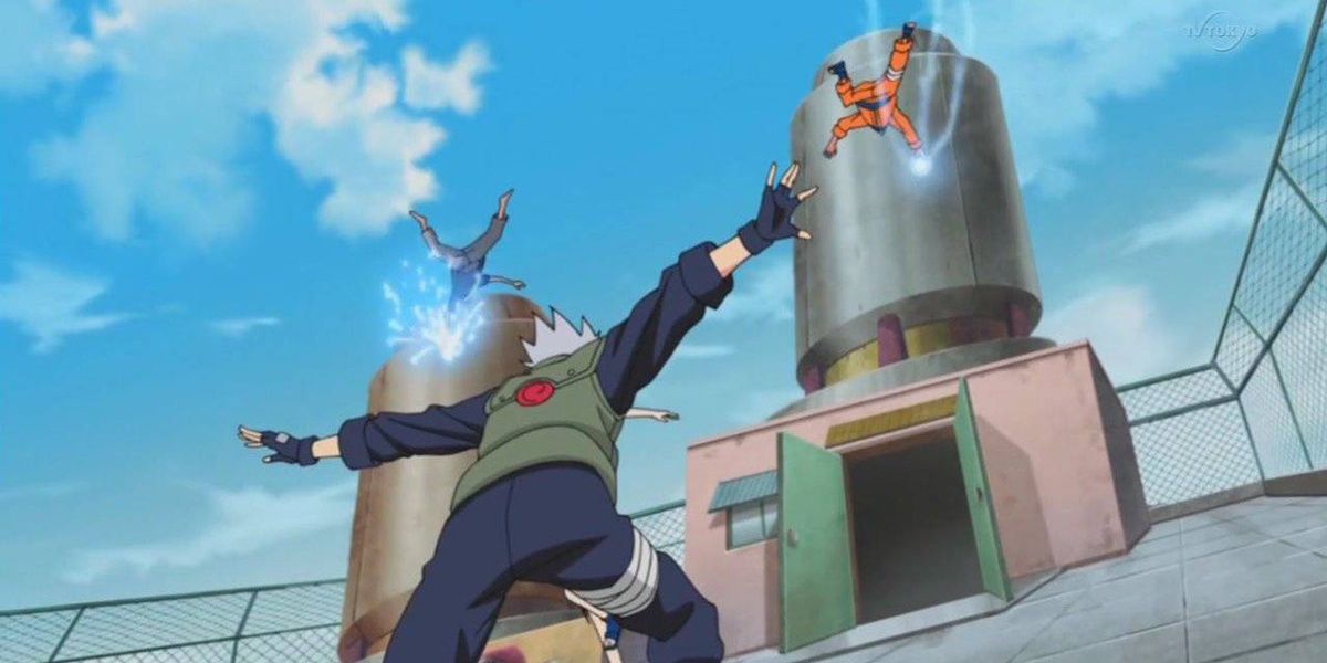 Kakashi interrumpe la pelea de Naruto y Sasuke en el techo.