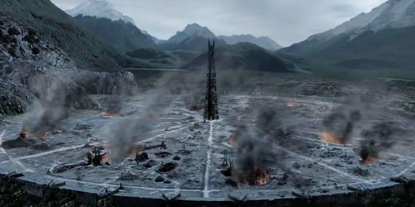 Torre Isengard cercada por fumaça crescente em O Senhor dos Anéis.