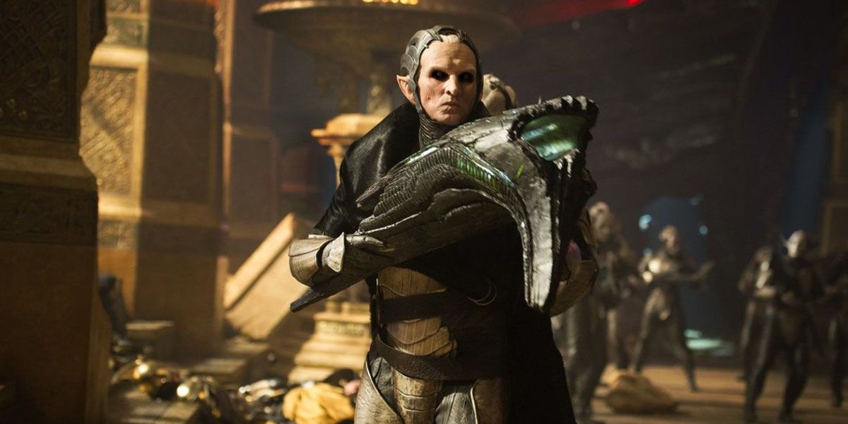 Malekith holds a weapon and invades Asgard