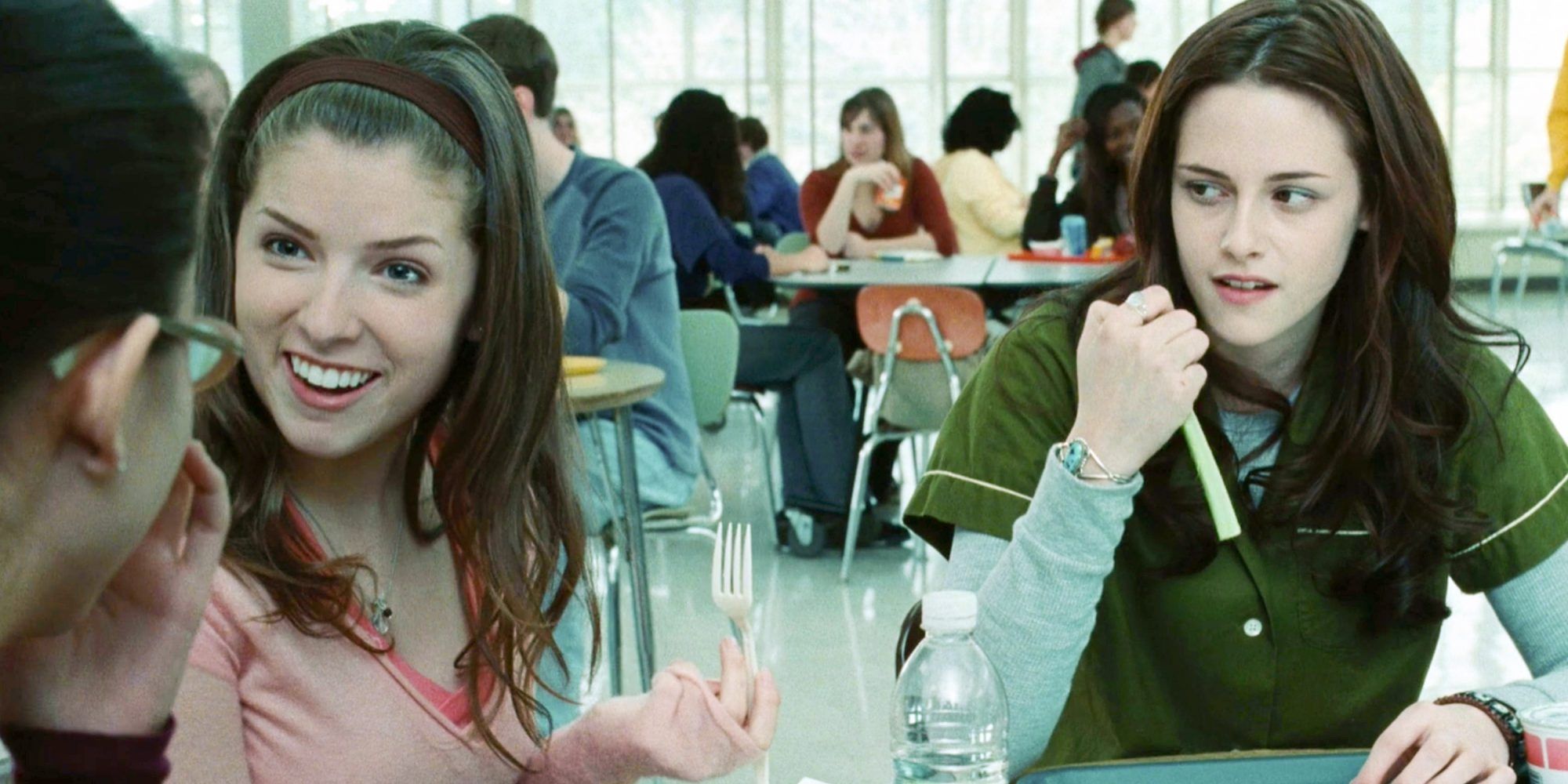 Bella, looks at Jessica as she talks to Angela at lunch in Twilight