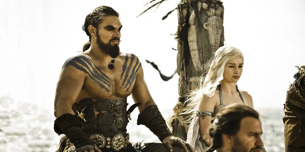 Daenerys Targaryen e Khal Drogo sentam-se juntos em seu casamento em Game of Thrones