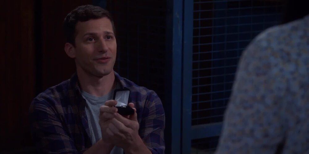 Jake proposes to Amy at the clima of the fifth heist in Brooklyn 99