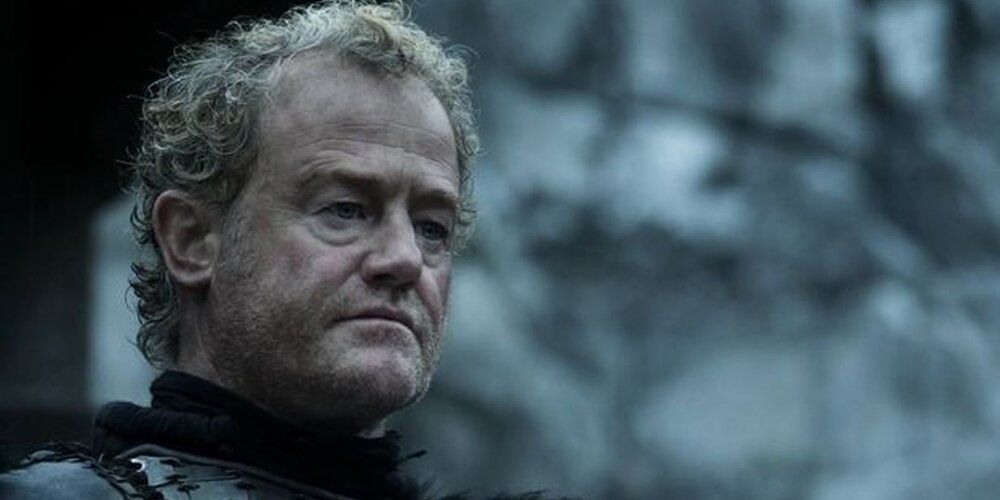 Alliser Thorne, da Patrulha da Noite, olhando para o lado em Game of Thrones