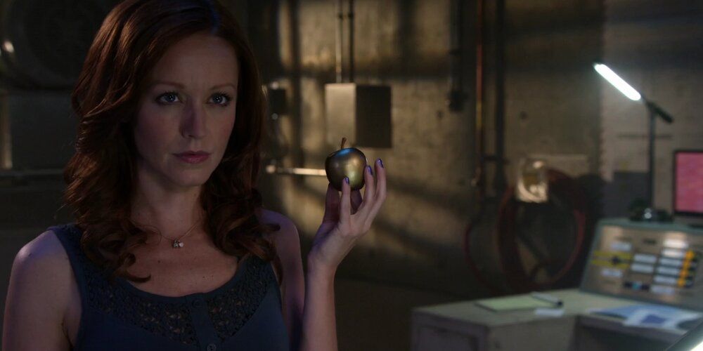 Cassandra Cillian holding and being corrupted by the Apple of Discord in the Librarians