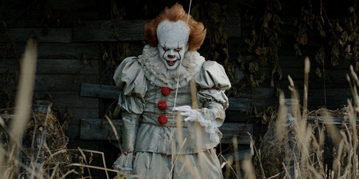 IT: Chapter One still shows Pennywise with a creepy smile outside Neibolt House