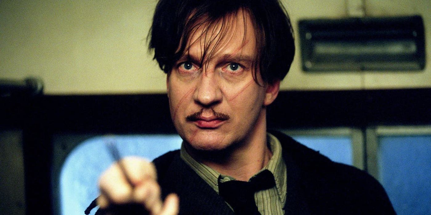 David Thewlis como Remo Lupin apontando sua varinha para um Dementador em Harry Potter