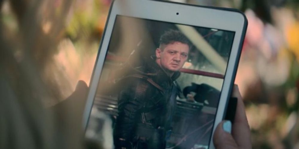 Yelena holding a picture of hawkeye on a phone during end credits of Hawkeye