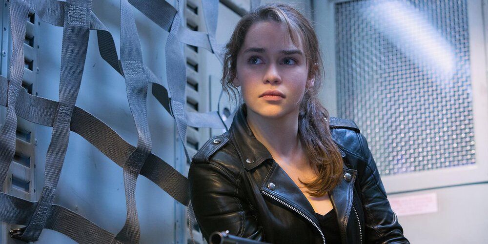 Emilia Clarke as Sarah Connor pointing a shotgun in Terminator: Genysis