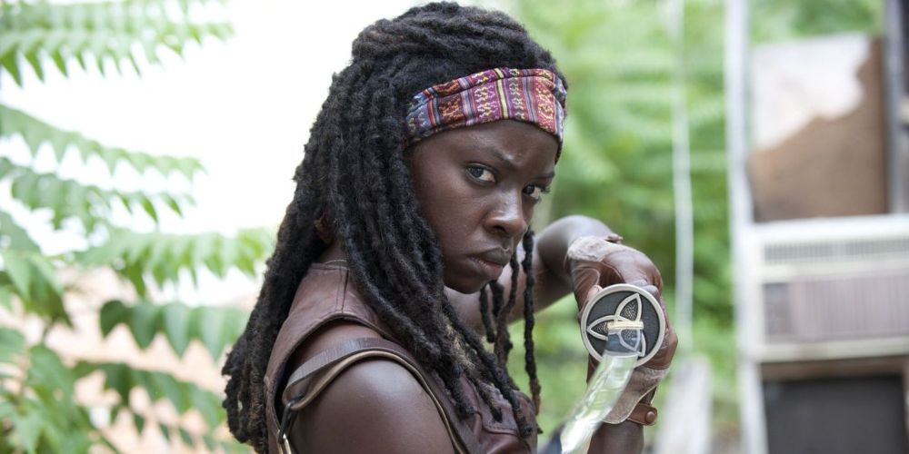 Michonne brandishing her sword in the Walking Dead