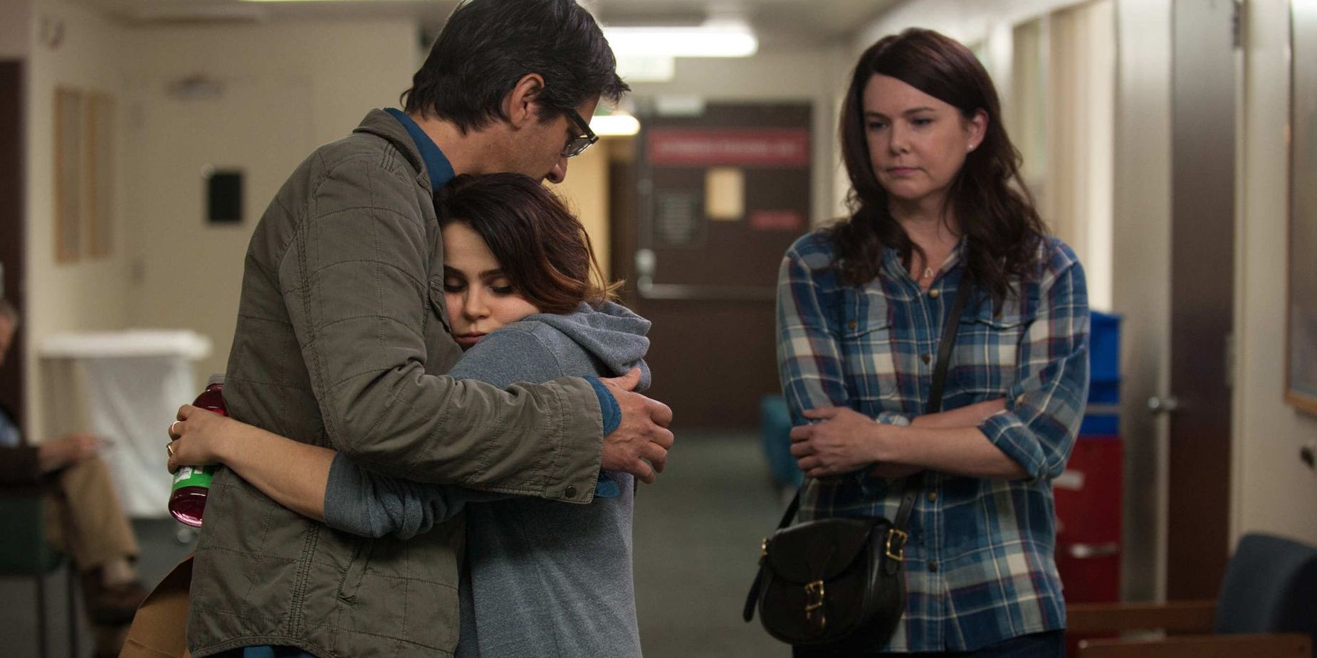 TV Parenthood Ray Romano Hug Lauren Graham