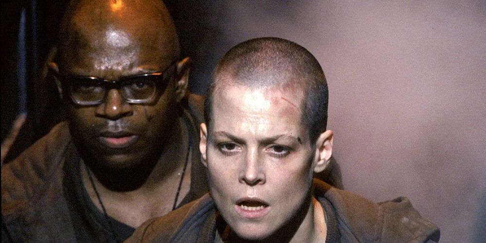 Ripley and Dillon watch the Alien at work in Alien 3