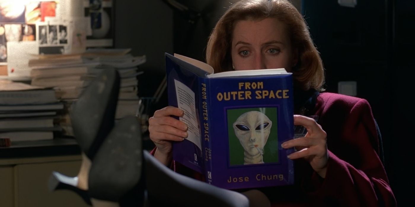 Scully lê o livro de Jose Chung no episódio de Jose Chung's From Outer Space X-Files