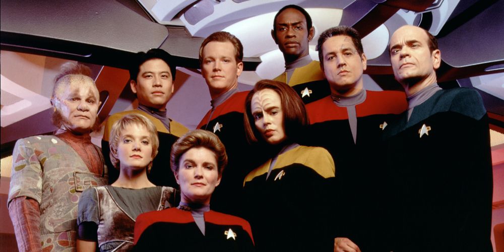 The main crew of USS Voyager, including Captain Janeway and Seven of Nine Star Trek: Voyager