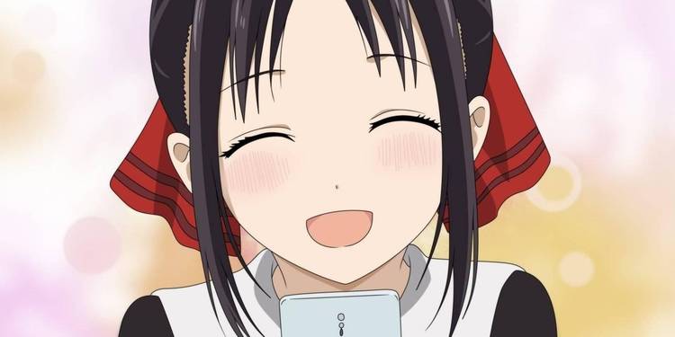 Kaguya Shinomiya Dengan Gembira Melihat Ponselnya (Kaguya-Sama: Love Is War)
