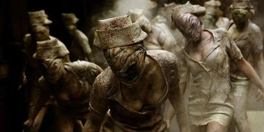 As enfermeiras se movem e se movem em direção à lanterna de Rose em Silent Hill